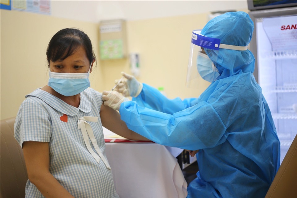 Tiêm vaccine COVID-19 cho thai phụ tại Bệnh viện Hùng Vương. Ảnh: Thanh Vũ.