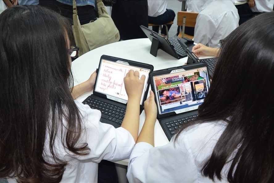 Nhiều phụ huynh tìm mua laptop cho con khi nhà trường thông báo học trực tuyến. Ảnh: Huyên Nguyễn