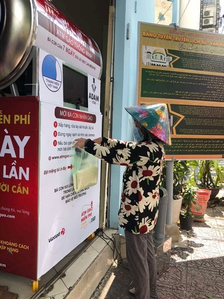 Ảnh người dân nhận gạo tại các ATM gạo miễn phí (Ảnh trước ngày 23.8.2021)