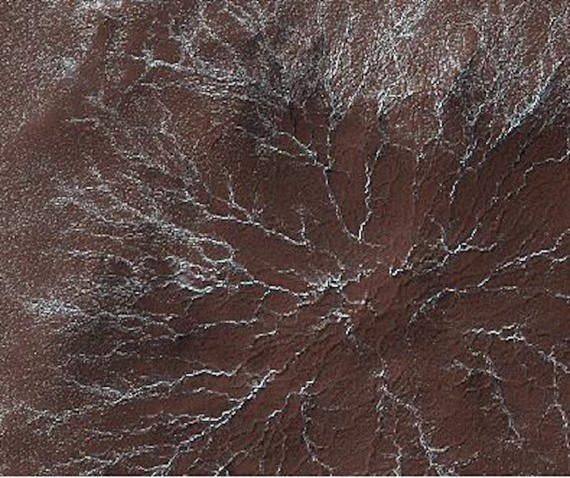 Băng tuyết trên sao Hỏa được tàu Mars Reconnaissance Orbiter chụp lại. Ảnh: NASA