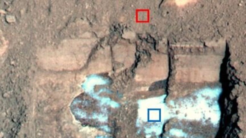 Tuyết chứa đầy bụi do tàu đổ bộ sao Hỏa Phoenix của NASA đào lên từ bên dưới bề mặt vài cm. Ảnh: NASA