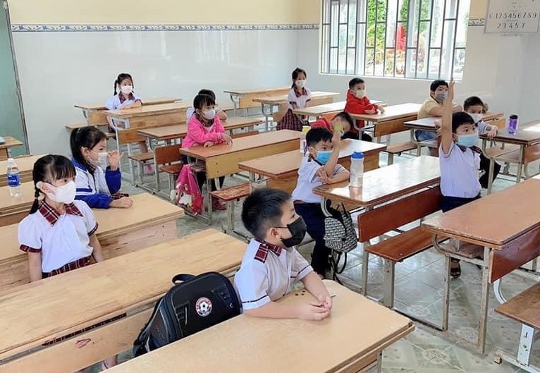 Các em học sinh ở Đắk Nông tựu trường, bảo đảm theo quy định 5K. Ảnh:BĐCC