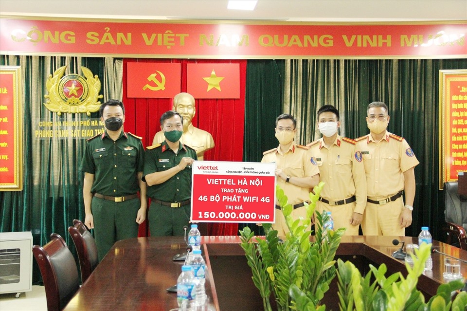 Viettel Hà Nội trao tặng thiết bị và SIM 4G cho Công an Thành phố Hà Nội