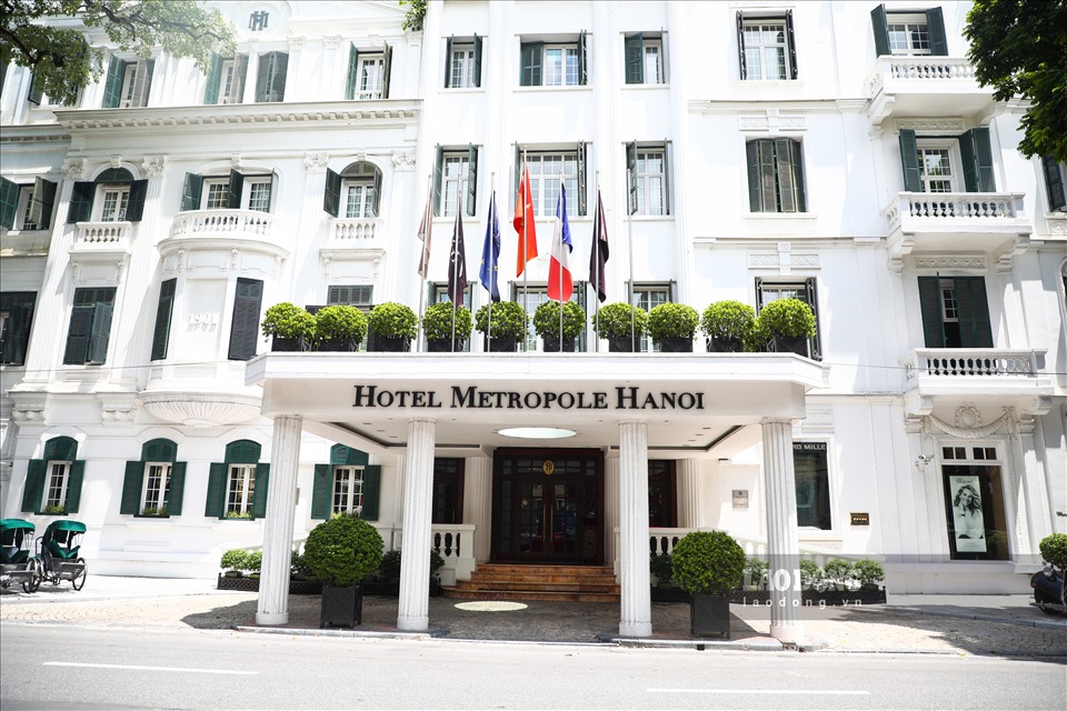 Khách sạn Sofitel Metropole trên phố Ngô Quyền, nằm trong danh sách những tòa nhà có kiến trúc đẹp nhất Hà Nội. Có kiến trúc độc đáo mang đậm dấu ấn thời Pháp đầu thế kỷ 20.