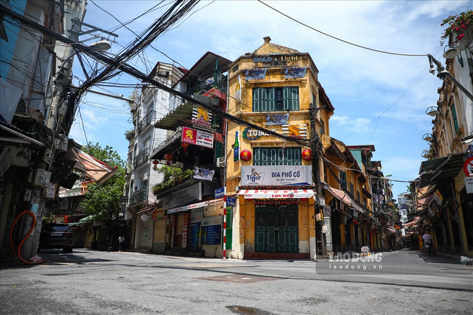 Những ngôi nhà cổ trong Hà Nội là một phần lịch sử của thành phố, tạo nên một bầu không khí đặc biệt đầy lãng mạn và tình cảm. Hãy đến và thăm những ngôi nhà cổ ở trung tâm Hà Nội, bạn sẽ được chiêm ngưỡng những kiệt tác độc đáo từ kiến trúc phương Đông.