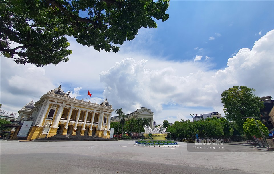 Quảng trường Cách mạng Tháng Tám có công trình Nhà hát Lớn tuyệt đẹp. Công trình được người Pháp khởi công xây dựng năm 1901 và hoàn thành năm 1911. Tồn tại đến nay đã 110 năm song kiến trúc vẫn còn nguyên vẹn.