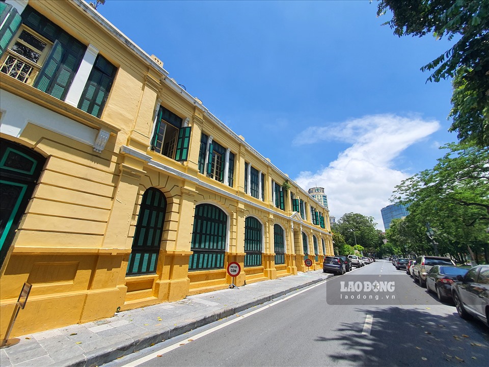 Phố Lê Lai (quận Hoàn Kiếm) lâu nay nổi tiếng với nhiều tòa nhà lâu đời kiến trúc đẹp. Trong ảnh là tòa nhà Văn Thư, thuộc Văn phòng UBND TP. Hà Nội.
