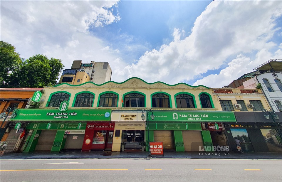 Góc phố Tràng Tiền - nơi vốn đông đúc với món kem nổi tiếng với thức quà đậm vị Hà thành. Sau 63 năm, tòa nhà kem Tràng Tiền trở thành địa điểm không thể bỏ qua khi du khách ghé thăm Hà Nội.