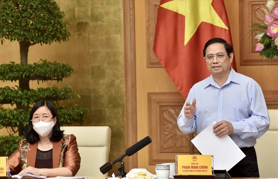 Thủ tướng Chính phủ phát biểu tại cuộc làm việc với Lãnh đạo Ban Dân vận Trung ương, Ủy ban Trung ương MTTQ Việt Nam và các tổ chức chính trị - xã hội về công tác phòng chống dịch COVID-19, chăm lo đời sống nhân dân, bảo đảm an sinh xã hội. Ảnh Nhật Bắc