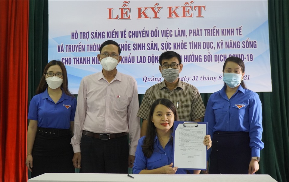 Lễ ký kết trực tuyến hỗ trợ các sáng kiến của thanh niên ở Quảng Trị. Ảnh: NP.