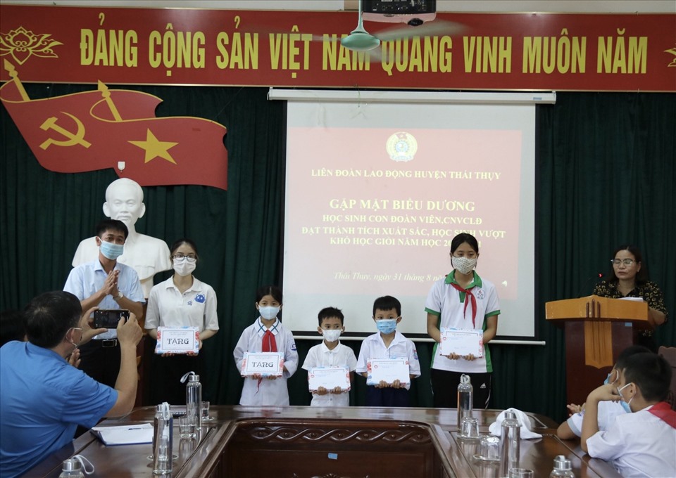 Lãnh đạo Ủy ban MTTQ Việt Nam huyện Thái Thụy trao quà động viên các cháu con đoàn viên, công nhân lao động. Ảnh: B.M