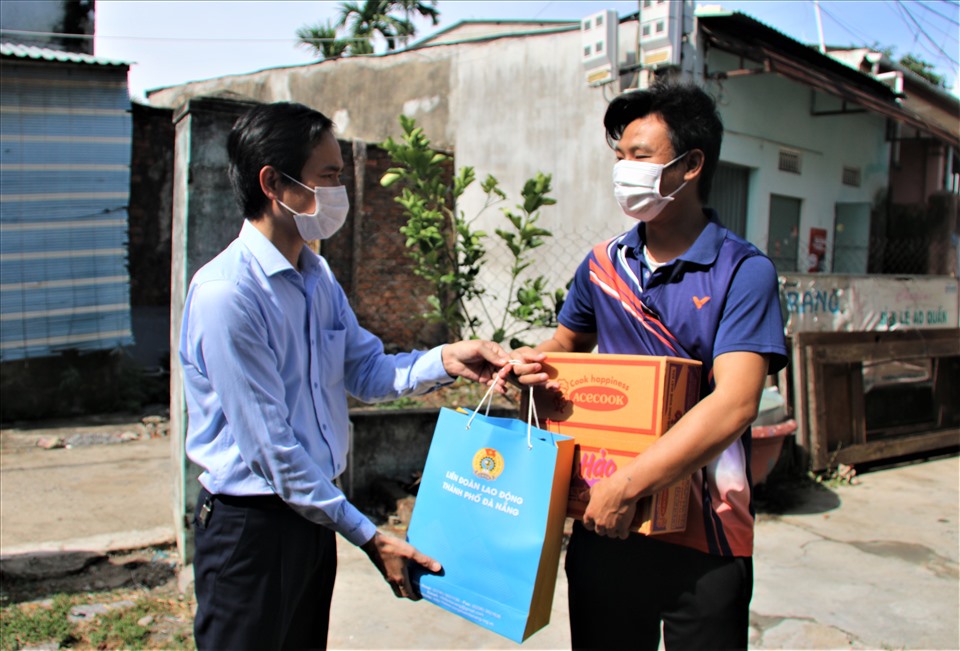 Ông Nguyễn Duy Minh - Chủ tịch Liên đoàn Lao động TP.Đà Nẵng tặng quà cho công nhân ở khu nhà trọ thuộc phường Hòa Thọ Tây.