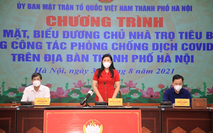 Chủ tịch Ủy ban MTTQ Việt Nam Thành phố Nguyễn Lan Hương phát biểu tại chương trình.