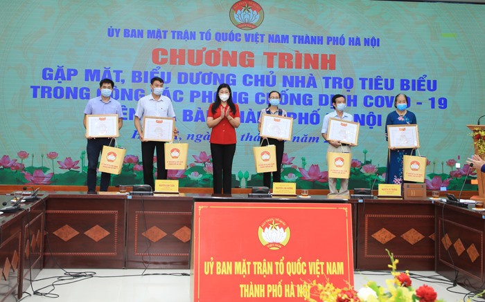 Ủy ban MTTQ Việt Nam Thành phố tặng Bằng khen cho các chủ nhà trọ tiêu biểu
