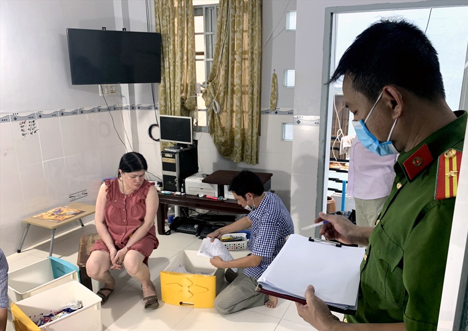 Cơ quan Công an khám xét nơi ở của Nguyễn Thị Thủy Tiên. Ảnh: CA An Giang