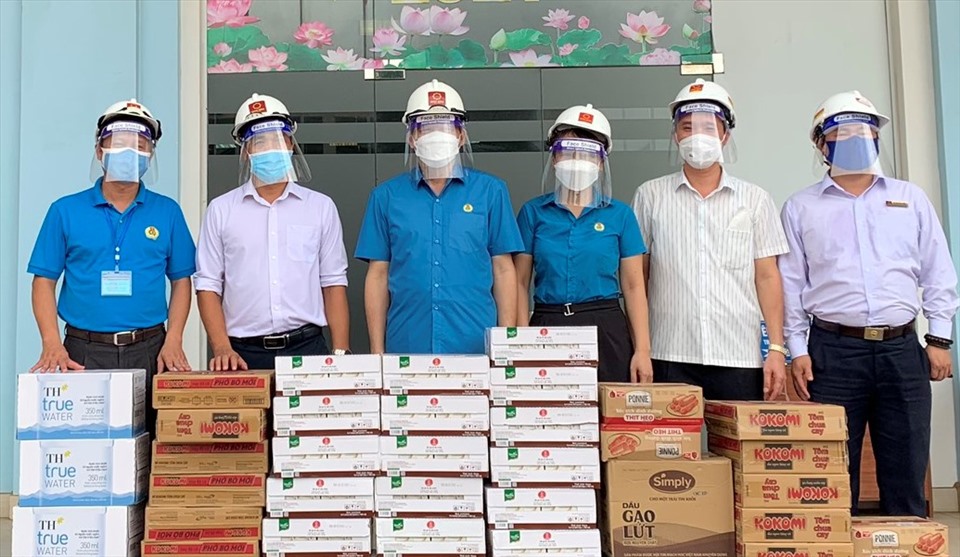 Lãnh đạo tổ chức công đoàn tỉnh Nghệ An chia sẻ khó khăn với doanh nghiệp thực hiện “3 tại chỗ“. Ảnh: DT
