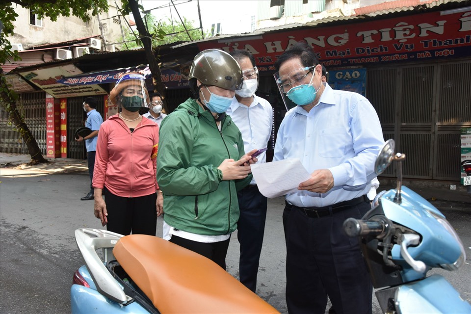 Thủ tướng trực tiếp thị sát tại điểm nóng dịch bệnh COVID-19 tại phường Thanh Xuân Trung, quận Thanh Xuân. Ảnh Hải Nguyễn