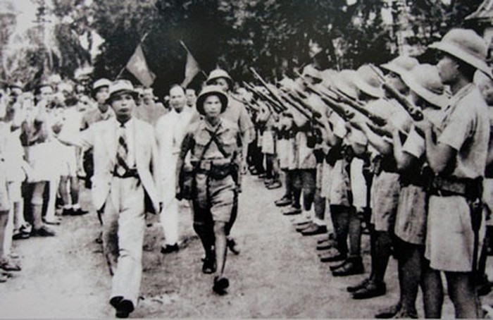 Vị Tổng Chỉ huy Võ Nguyên Giáp duyệt binh lần đầu tiên ở Hà Nội ngày 26.8.1945 sau khi giành được chính quyền. (Ảnh tư liệu)