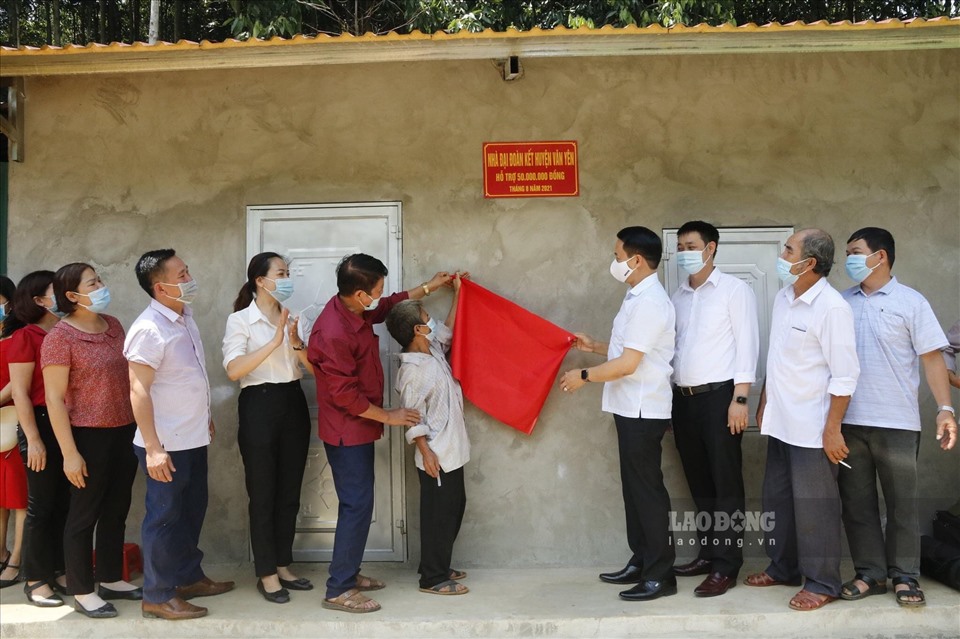 Ông Luyện Hữu Chung - Bí thư huyện ủy, Chủ tịch HĐND huyện Văn Yên trao nhà cho ông Đặng Văn Sâu, ở thôn Khe Rồng xã  An Bình.