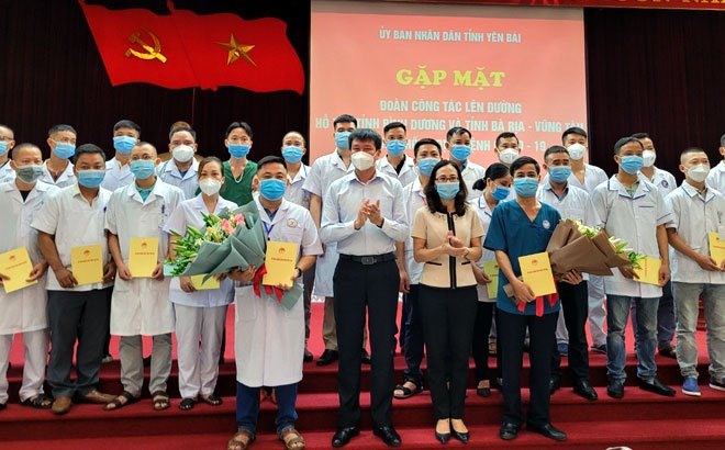 Ông Trần Huy Tuấn - Chủ tịch UBND tỉnh Yên Bái dự buổi gặp mặt, động viên các y bác sĩ lên đường hỗ trợ tỉnh bạn chống dịch COVID-19.