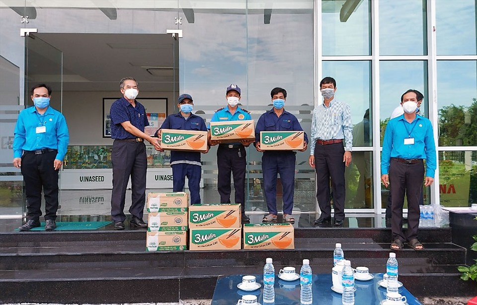 Trao mì và sữa cho đoàn viên, công nhân lao động tại CĐCS Công ty TNHH Lúa gạo Việt Nam. Ảnh: Thanh Nhàn