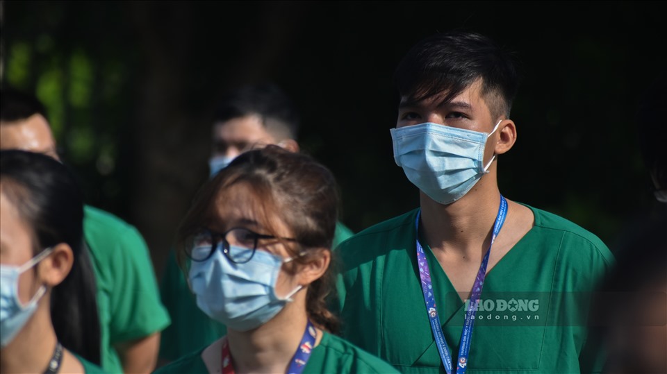 Tham gia đầu quân cho Bệnh viện Dã chiến số 1 lần này, còn có lực lượng đông đảo các bạn sinh viên trường ĐHYD Cần Thơ, các bạn đều tình nguyện, xung phong tham gia vào cuộc chiến lần này.