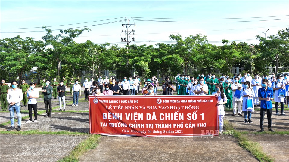 Trong sáng nay, các cán bộ, y bác sĩ, nhân viên y tế đã làm lễ ra quân, sẵn sàng tham gia điều trị cho bệnh nhân COVID-19 tại bệnh viện dã chiến.