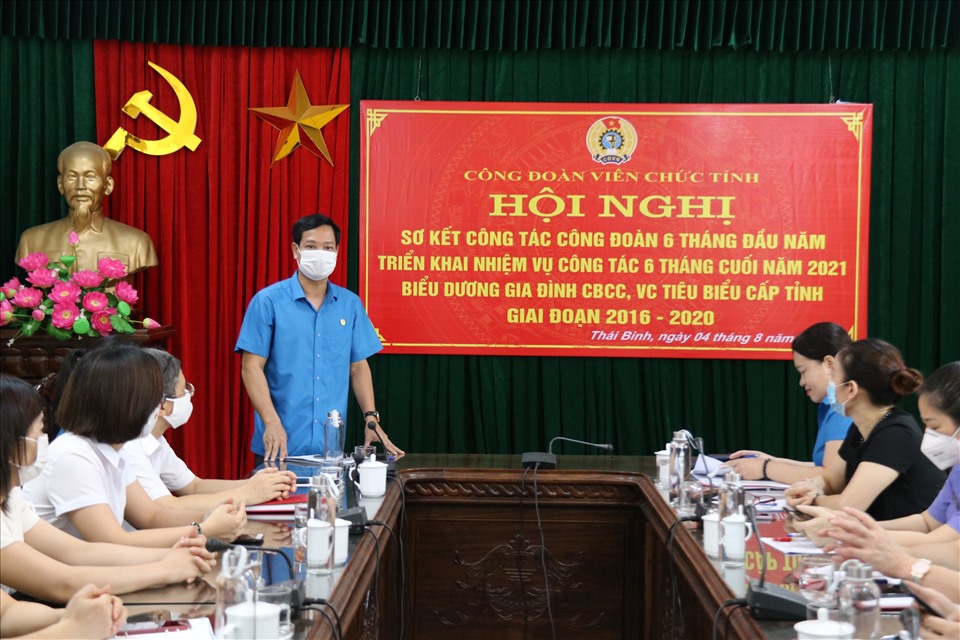 Phó chủ tịch thường trực Liên đoàn Lao động tỉnh Thái Bình - Nguyễn Thái Dương phát biểu chỉ đạo tại hội nghị. Ảnh: Bá Mạnh