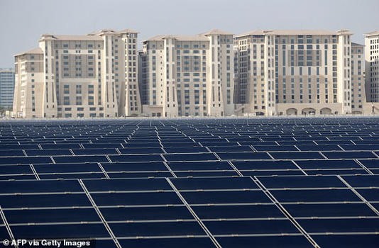 Masdar có một cánh đồng rộng 22ha chứa 87.777 tấm pin mặt trời. Ảnh: AFP