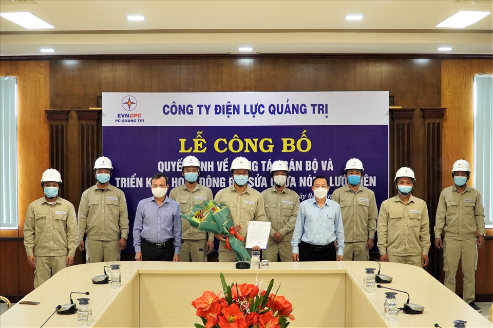 Đội Sửa chữa nóng lưới điện Công ty Điện lực Quảng Trị gồm có 8 thành viên, được lựa chọn đáp ứng các tiêu chí nghiêm ngặt về sức khỏe, trình độ chuyên môn, độ tuổi, phù hợp với đặc thù công việc sửa chữa điện nóng
