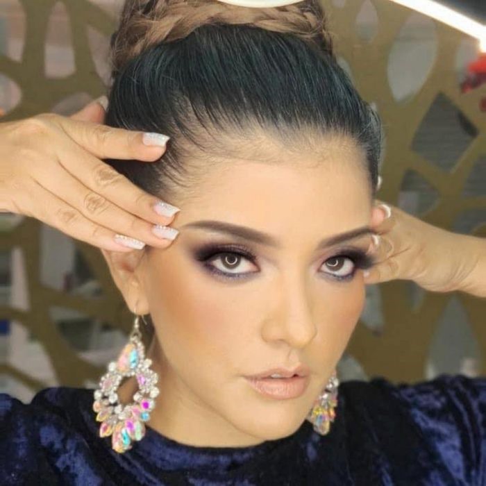 Bù lại, Palmira Ruiz không còn xa lạ tại các cuộc thi sắc đẹp. Cô từng giành các danh hiệu Miss Global Oaxaca 2019, Miss Global Mexico 2019, Miss Earth Guanajuato 2020.