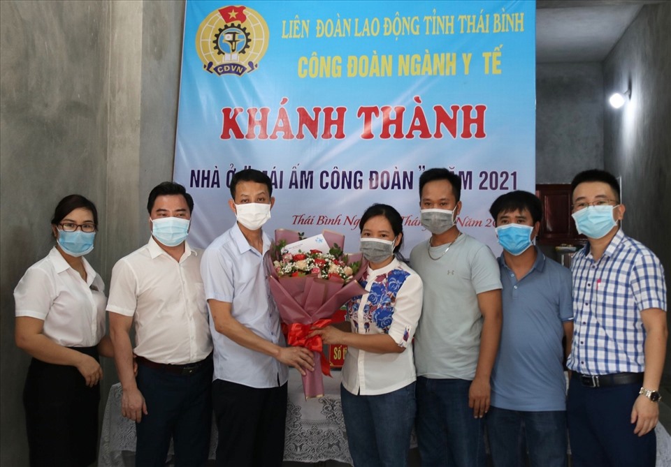Lãnh đạo, công đoàn Bệnh viên Nhi Thái Bình cùng các đồng nghiệp động viên, chúc mừng gia đình chị Thoa có nhà riêng để ở. Ảnh: Bá Mạnh