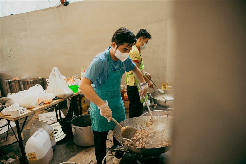 MC Trí Thuận tất bận hàng ngày trong bếp ăn từ thiện. Ảnh: NVCC.