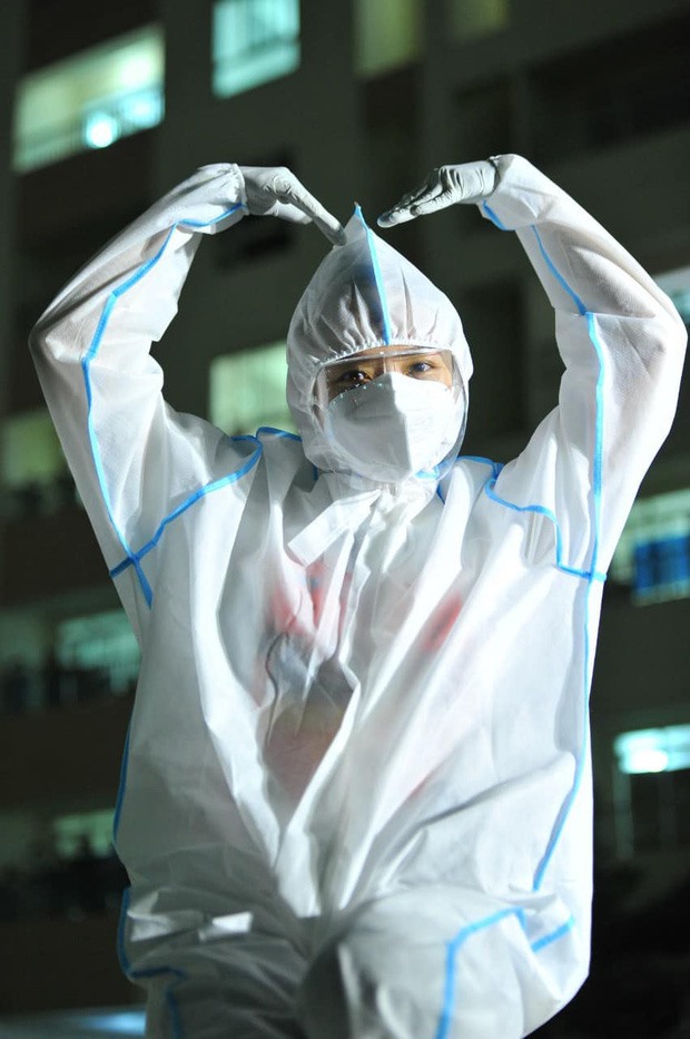 Tóc Tiên mặc đồ bảo hộ tích cực biểu diễn tại bệnh viện dã chiến. Ảnh: NCC