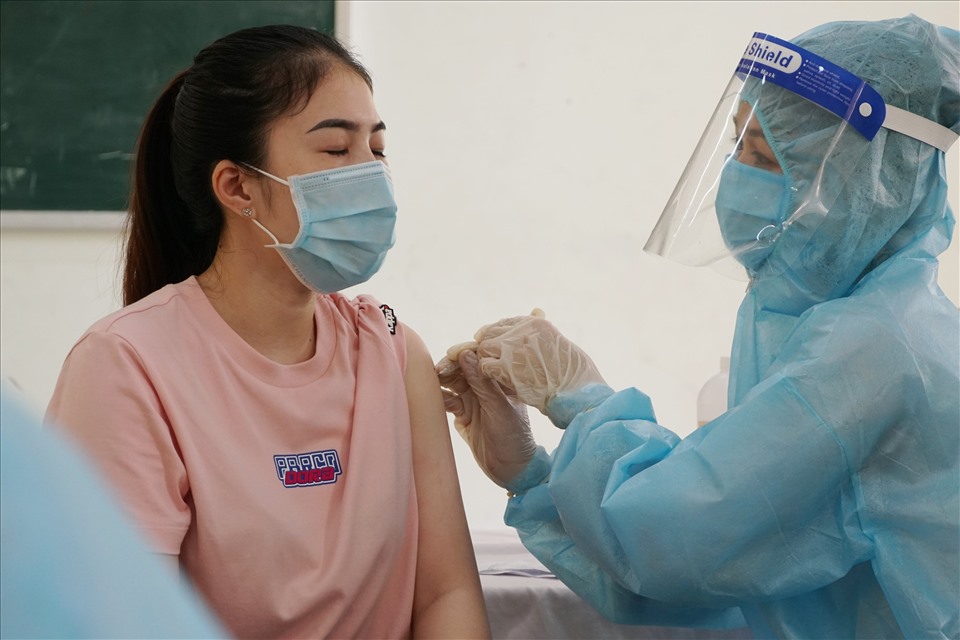 Tiêm vaccine phòng dịch COVID-19 ở Cần Thơ vào đầu tháng 8. Ảnh: Tạ Quang.