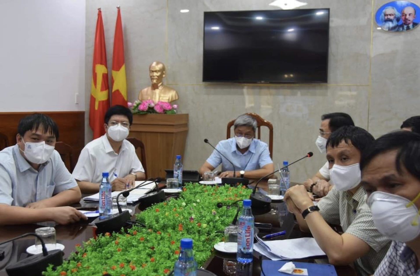 Thứ trưởng Nguyễn Trường Sơn chủ trì cuộc họp về tiến độ thiết lập các trung tâm hồi sức tích cực tại TPHCM. Ảnh: Bộ Y tế