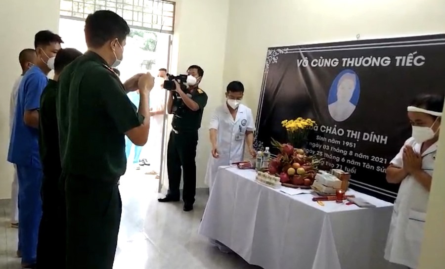 Một ban thờ đã được lập ngay tại Bệnh viện dã chiến Củ Chi để y sĩ Hạng Mí Mua có thể chịu tang người mẹ đã mất ở quê nhà.
