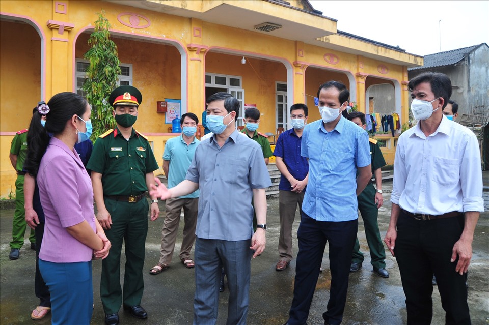 Ông Nguyễn Văn Sơn, Chủ tịch UBND tỉnh Tuyên Quang (ở giữa) kiểm tra công tác phòng chống dịch COVID-19 tại một khu cách ly của huyện Sơn Dương. Ảnh: Việt Hoà