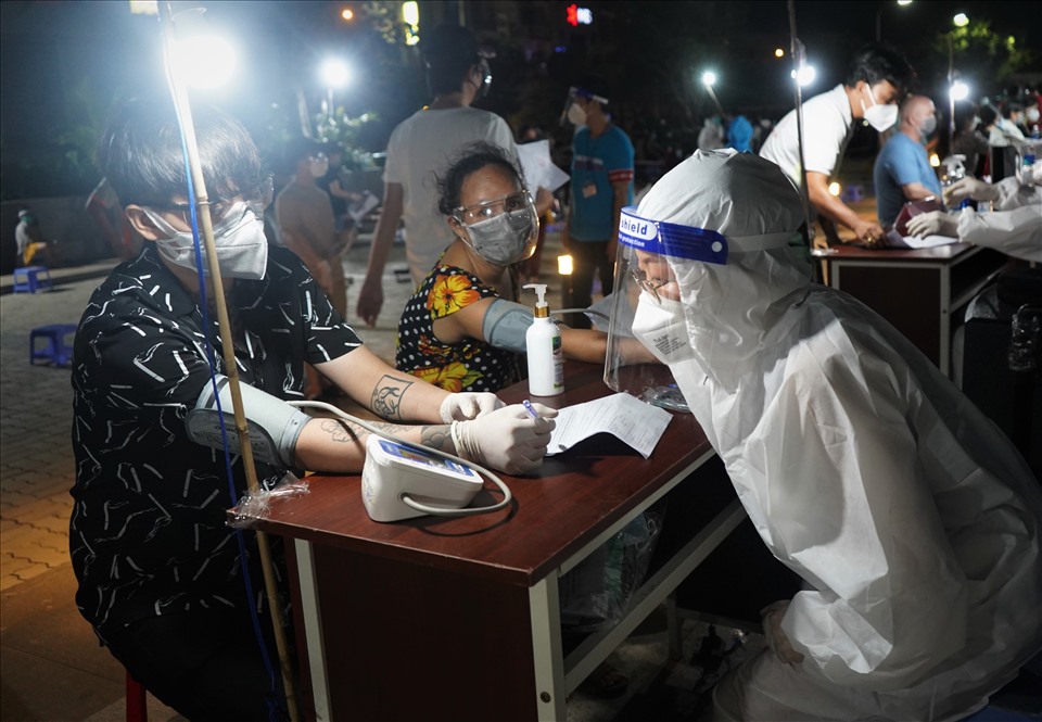 Theo đại diện UBND quận 8 cho biết, quận phối hợp với Đại học Sài Gòn vận động một số y bác sĩ, nhân viên y tế tình nguyện tham gia tiêm vaccine cho 4.000 người dân tại khu vực này. Theo đại diện UBND quận 8 cho biết, quận phối hợp với Đại học Sài Gòn vận động một số y bác sĩ, nhân viên y tế tình nguyện tham gia tiêm vaccine cho 4.000 người dân tại khu vực này.