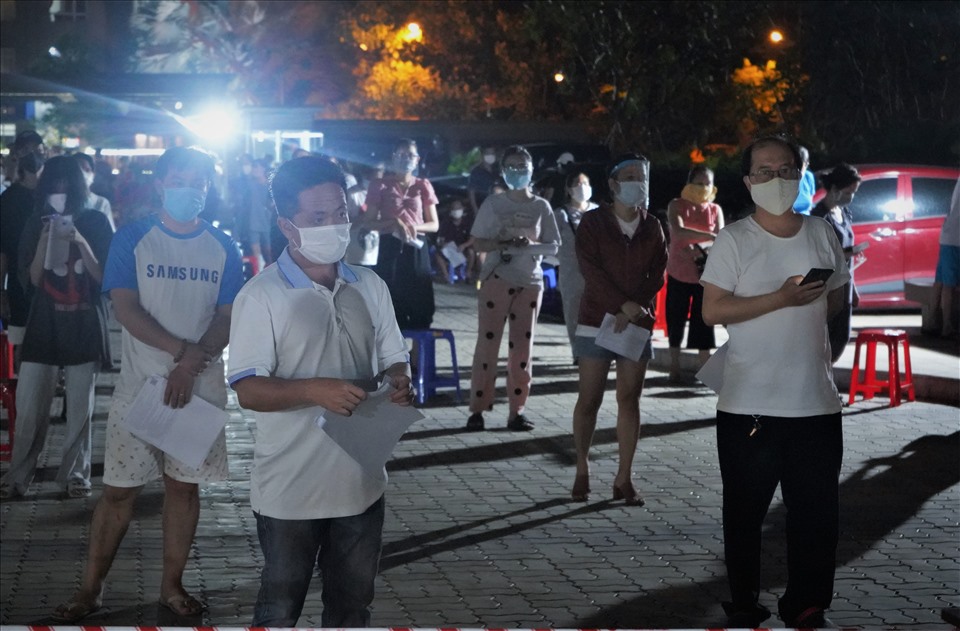 Ghi nhận của phóng viên, gần 19h30 tối 4.8, tại chung cư Giai Việt, lực lượng y tế đang tiêm vaccine đại trà cho hon 600 ·người dân.