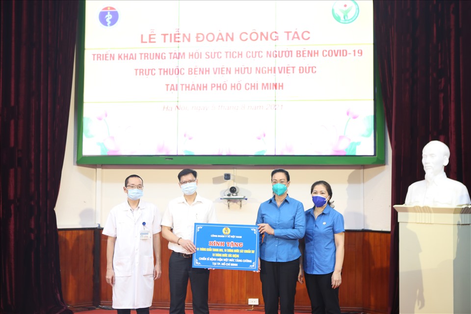 Lãnh đạo Công đoàn Y tế Việt Nam trao tặng các vật dụng phòng chống dịch tới đoàn công tác. Ảnh: Bảo Hân