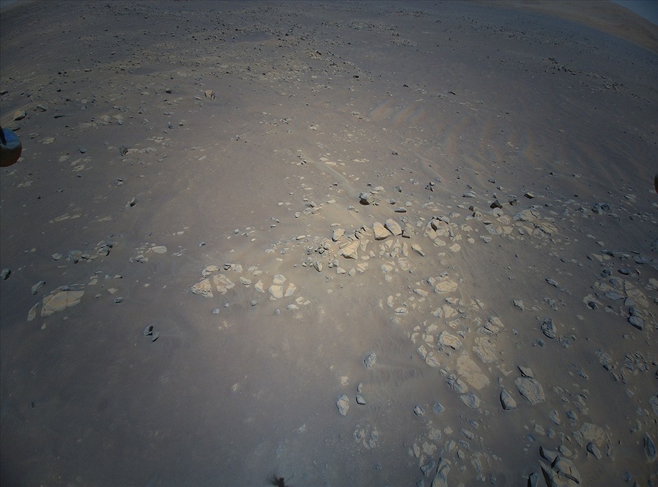 NASA lập ảnh 3D trực thăng Ingenuity chụp khu vực Raised Ridges trên sao Hỏa, nơi có những tảng đá kỳ lạ. Ảnh: NASA