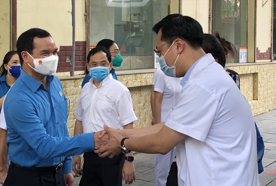 Ông Nguyễn Đình Khang, Uỷ viên Trung ương Đảng, Chủ tịch Tổng LĐLĐVN tiễn các cán bộ y tế Bệnh viện hữu nghị Việt Đức vào TPHCM chống dịch. Ảnh: Bảo Hân