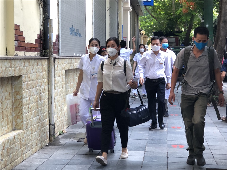 Cán bộ y tế Bệnh viện Hữu nghị Việt Đức chuẩn bị hành lý để lên đường vào TPHCM chống dịch. Ảnh: Bảo Hân