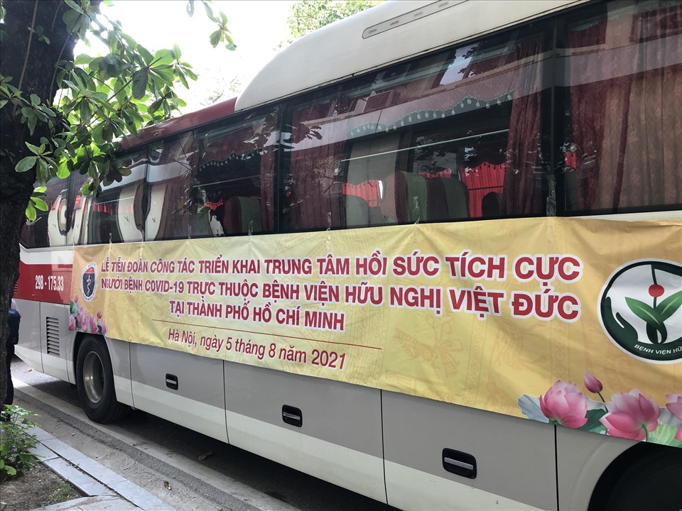 Đoàn xe chở 300 cán bộ y tế Bệnh viện Việt Đức ra sân bay để vào TPHCM hỗ trợ chống dịch. Ảnh: Bảo Hân