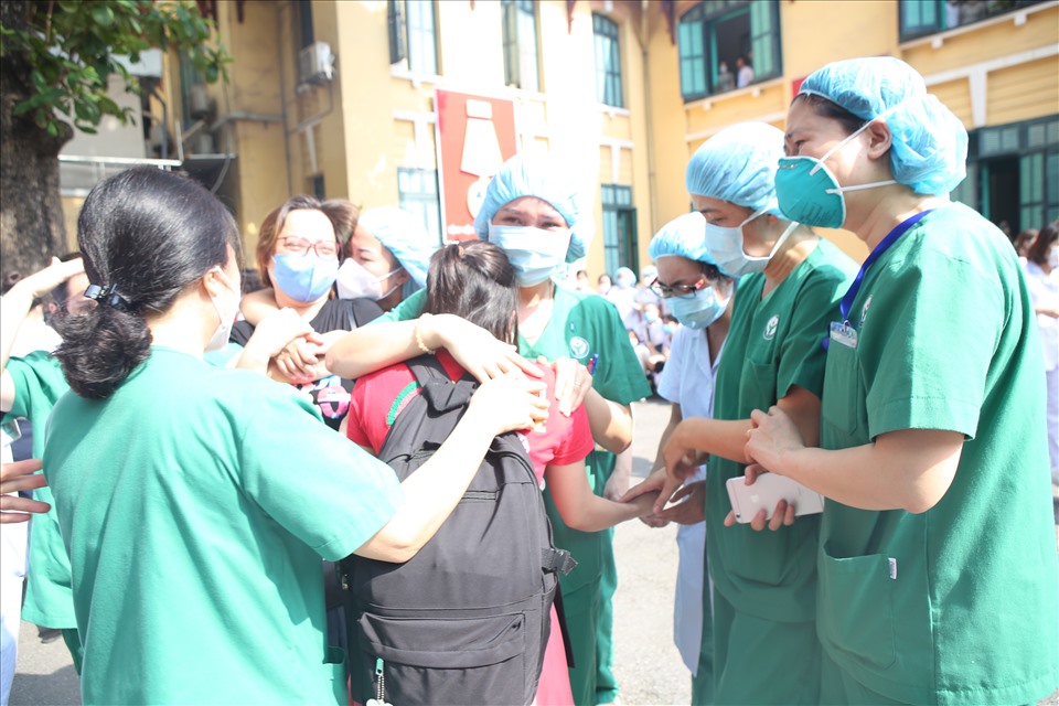 Một cán bộ y tế vào TPHCM chống dịch trong vòng tay của đồng nghiệp trước lúc chia tay. Ảnh: Bảo Hân