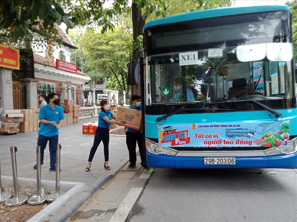Những chuyến “Xe buýt siêu thị 0 đồng” của Công đoàn Hà Nội đến với công nhân lao động. Ảnh: Ngọc Ánh