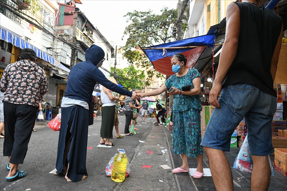 Chợ Thanh Hà (phố Hàng Chiếu) kẻ vạch để tạo khoảng cách an toàn.