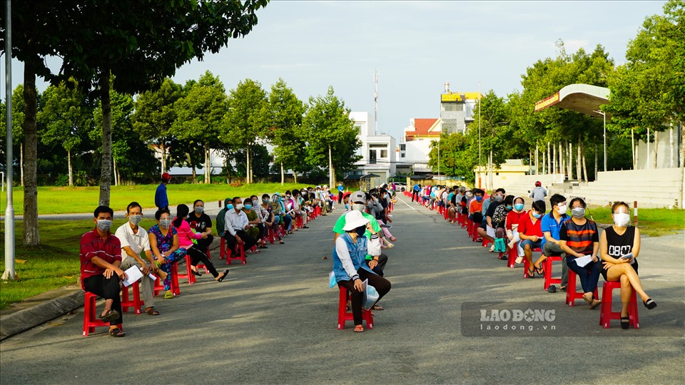 Từ 7h, người dân các phường An Thới, quận Bình Thuỷ, đã tập trung tại SVĐ Quân khu 9 để chờ tiêm vaccine COVID-19.