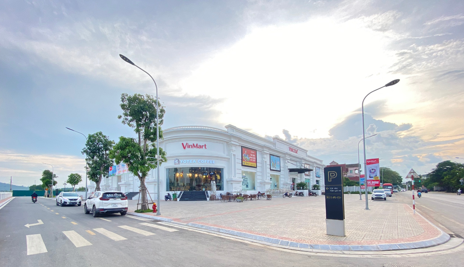 Vincom Plaza Thái Hòa do tập đoàn Vingroup xây dựng và phát triển nằm trên trục đường Trần Hưng Đạo. Ảnh: TNG